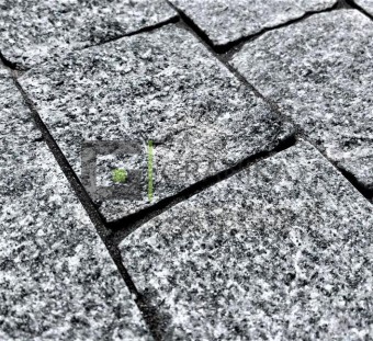 Брусчатка гранитная пилено-колотая Black Flower