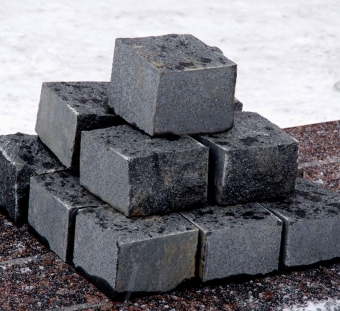 Брусчатка гранитная колотая Гранатовый Амфиболит