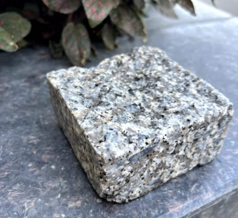 Брусчатка гранитная пилено-колотая Pauline Grey